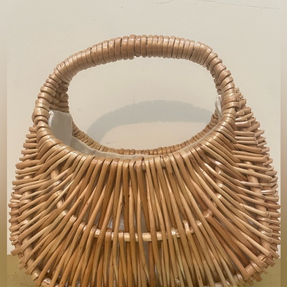 Elegant Tan Woven Handbag - Picture 4 of 5